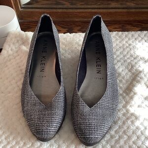 Anne Klein Women's Gray Textured Flats
